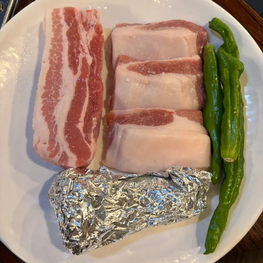 White-charcoal direct-grilled pork table setting at Dongnaejeong Main Branch