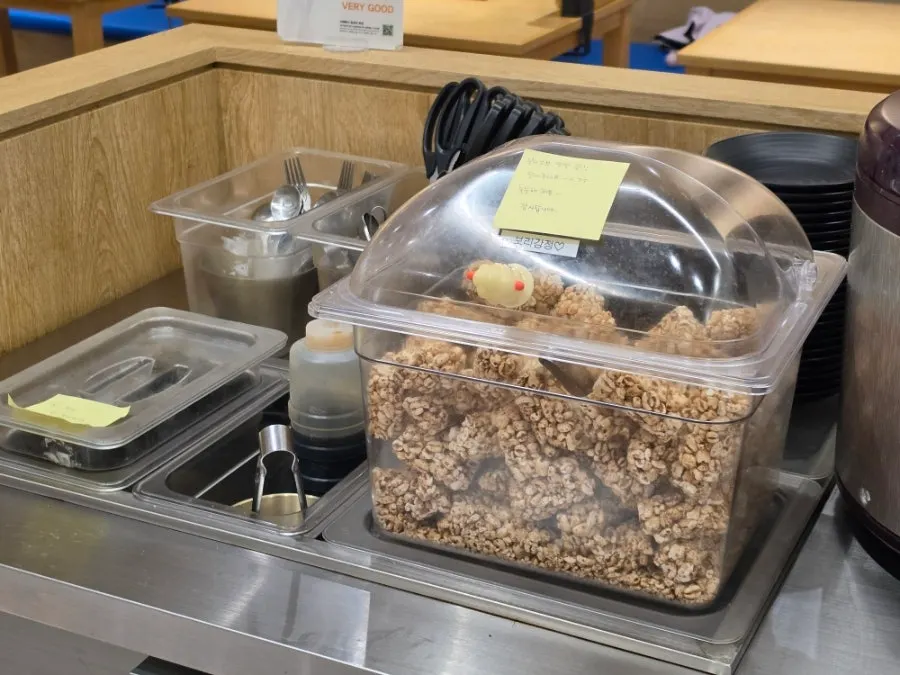 Welcome hutgae tea and water dispenser at the self-serve zone