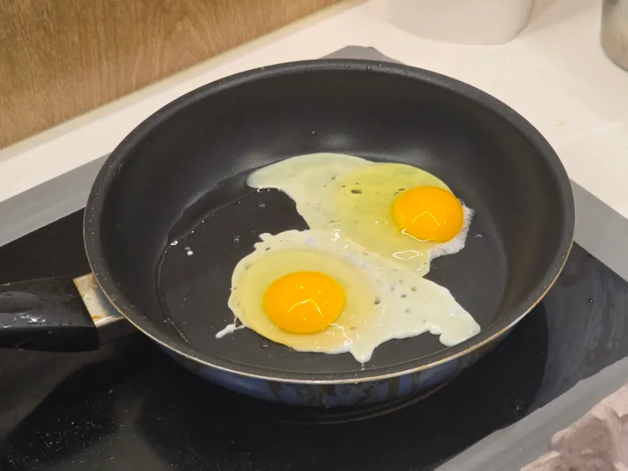 Self-serve fried egg zone with three burners