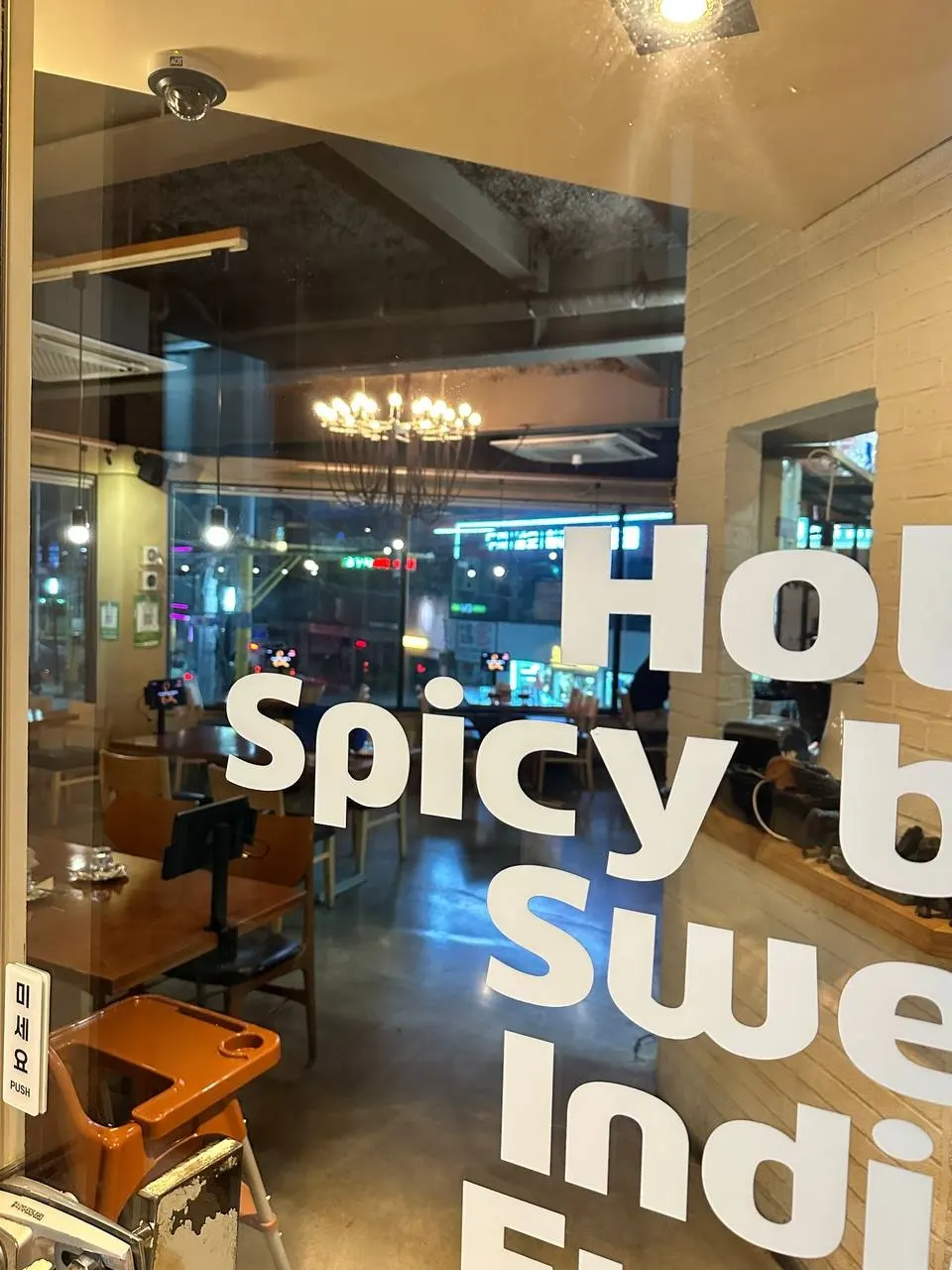 라마앤바바나 동성로본점 테이블 좌석