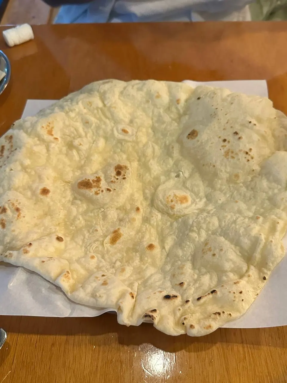 테이블에 차려진 비프커리와 난 상차림