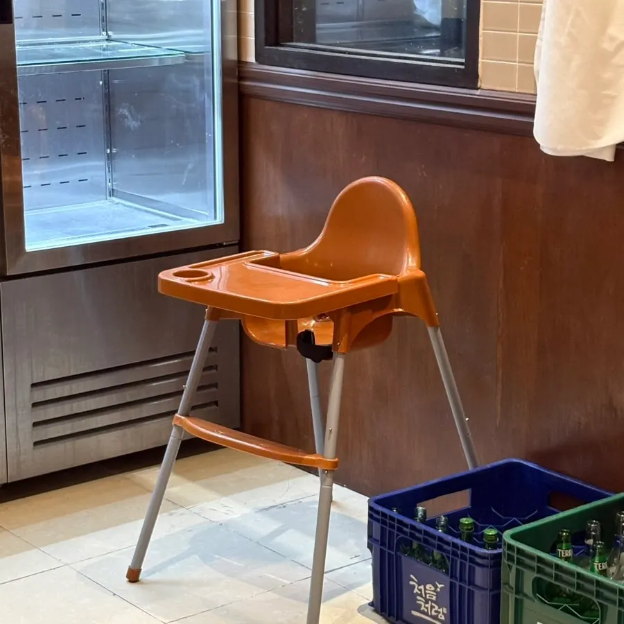 Table seating arrangement at Donggok Jemyeon