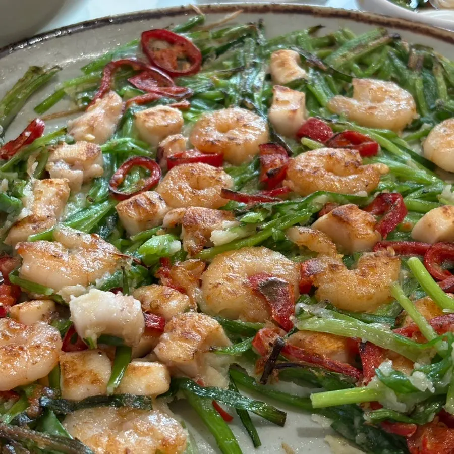 Cross-section of the sliced seafood chive pancake
