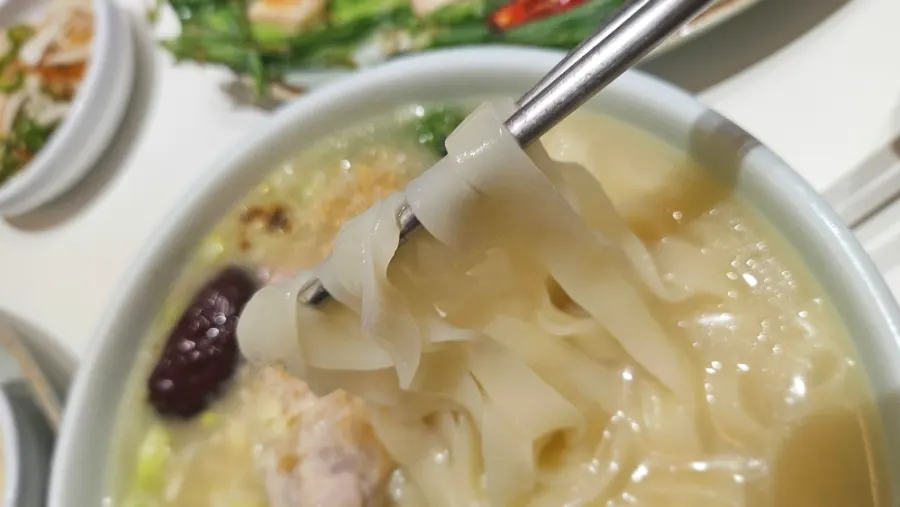 자가제면 면발을 들어 올린 닭칼국수