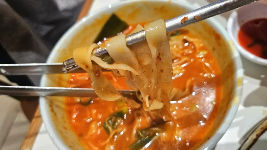 매콤한 육개장칼국수 한 그릇