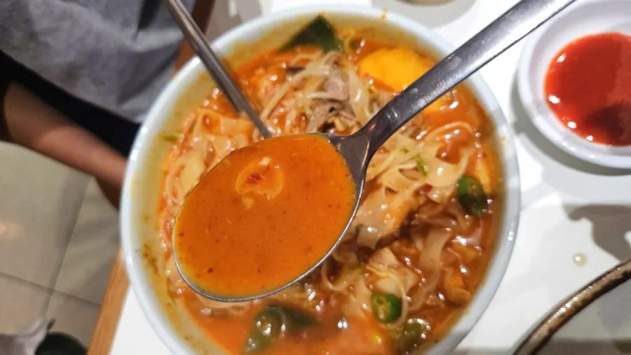 육개장칼국수 면발을 들어 올린 모습