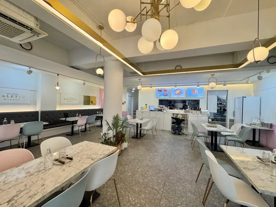 Seating and interior decor at Palette Hannam Dongseong-ro Branch