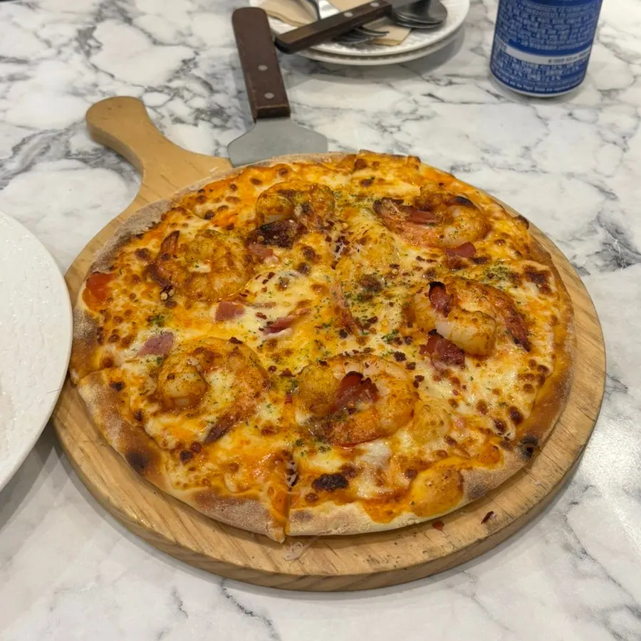 Thin-crust shrimp rosé pizza with no crust end