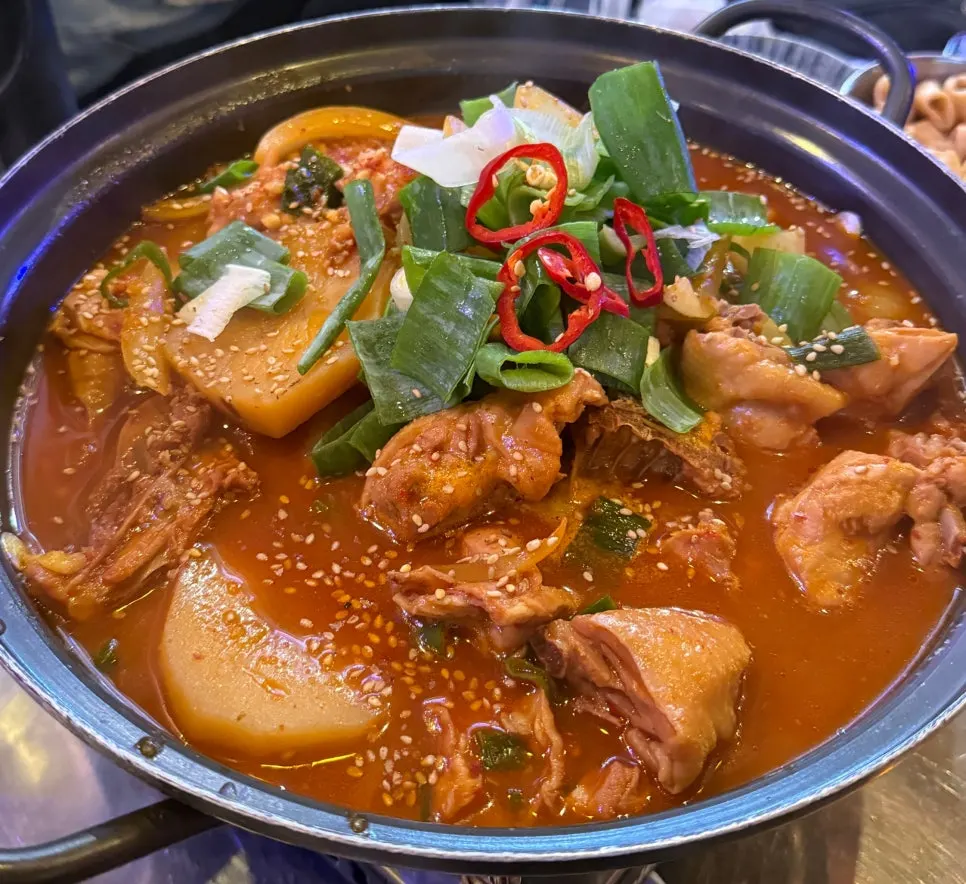 A pot of the signature dakdoritang