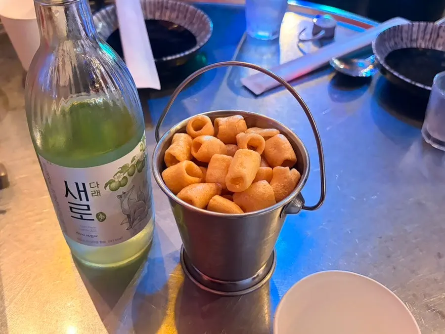 테이블에 놓인 술과 기본 세팅