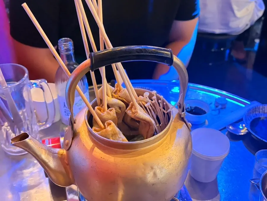 포차 테이블 위 술잔과 안주
