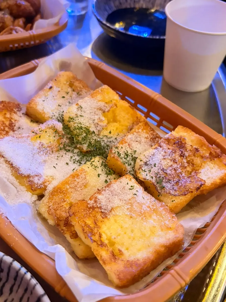 술과 안주가 차려진 첫번째 만찬 상
