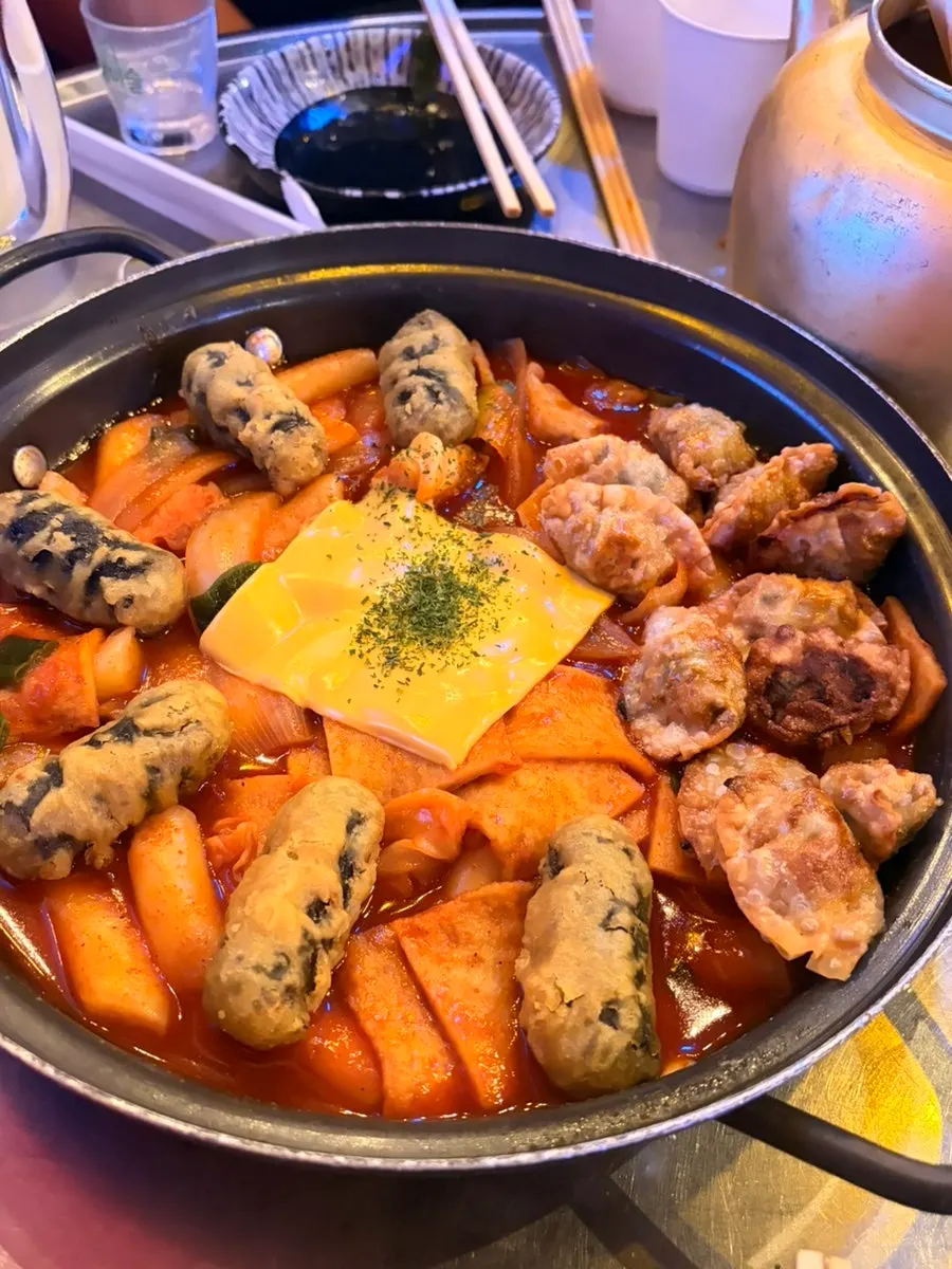 치즈와 튀김이 올라간 룸 모듬떡볶이