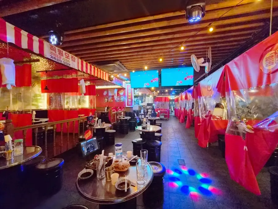 Table seating suited for groups at Room Pojangmacha