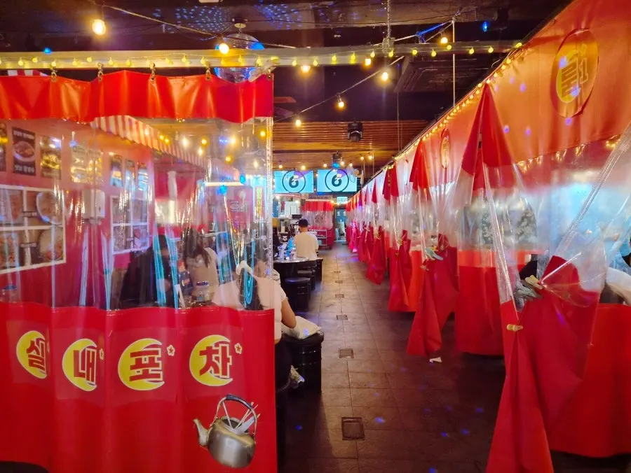 Unpretentious interior atmosphere at Room Pojangmacha