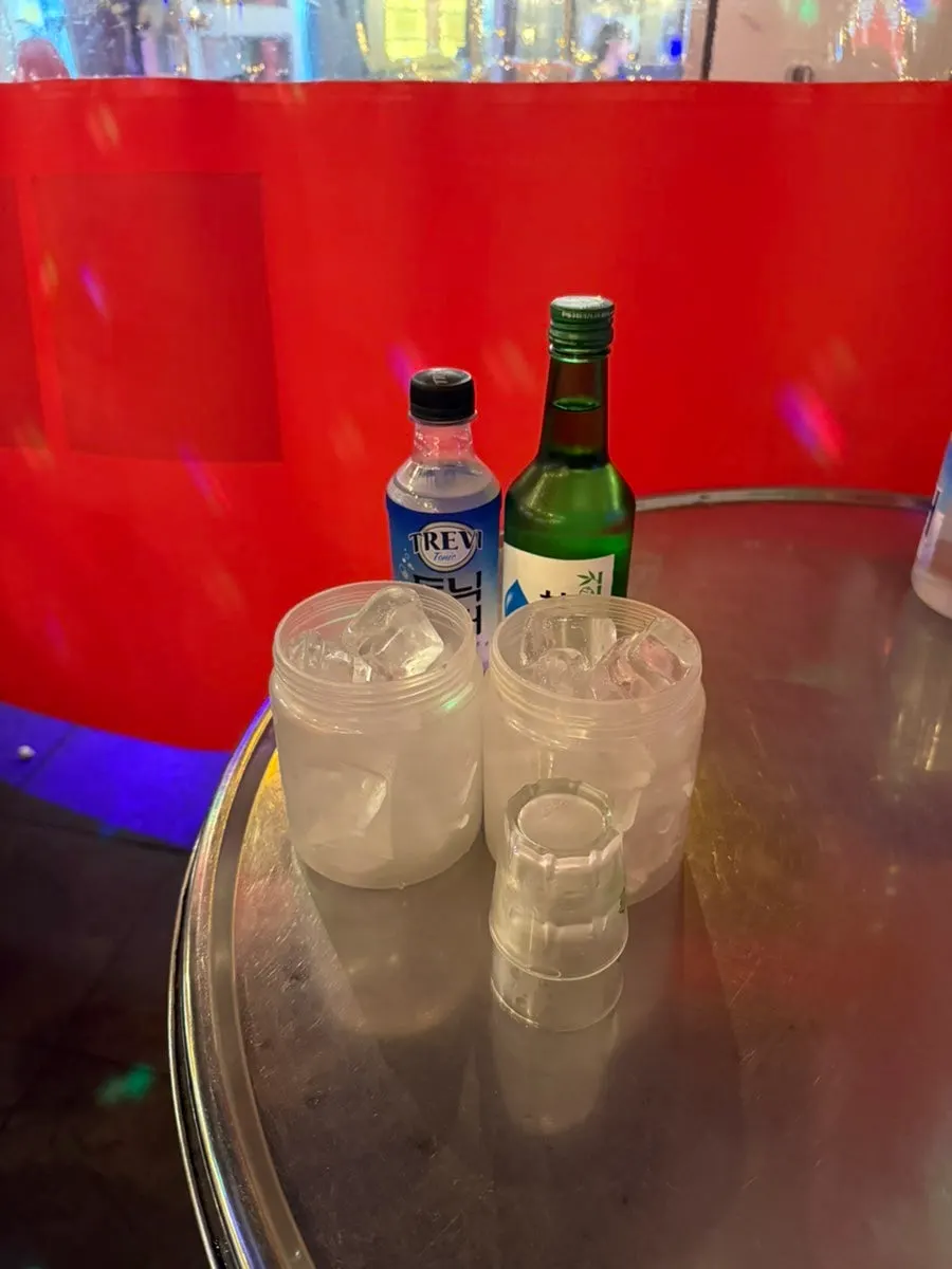 真露、通寧水與冰杯的擺設