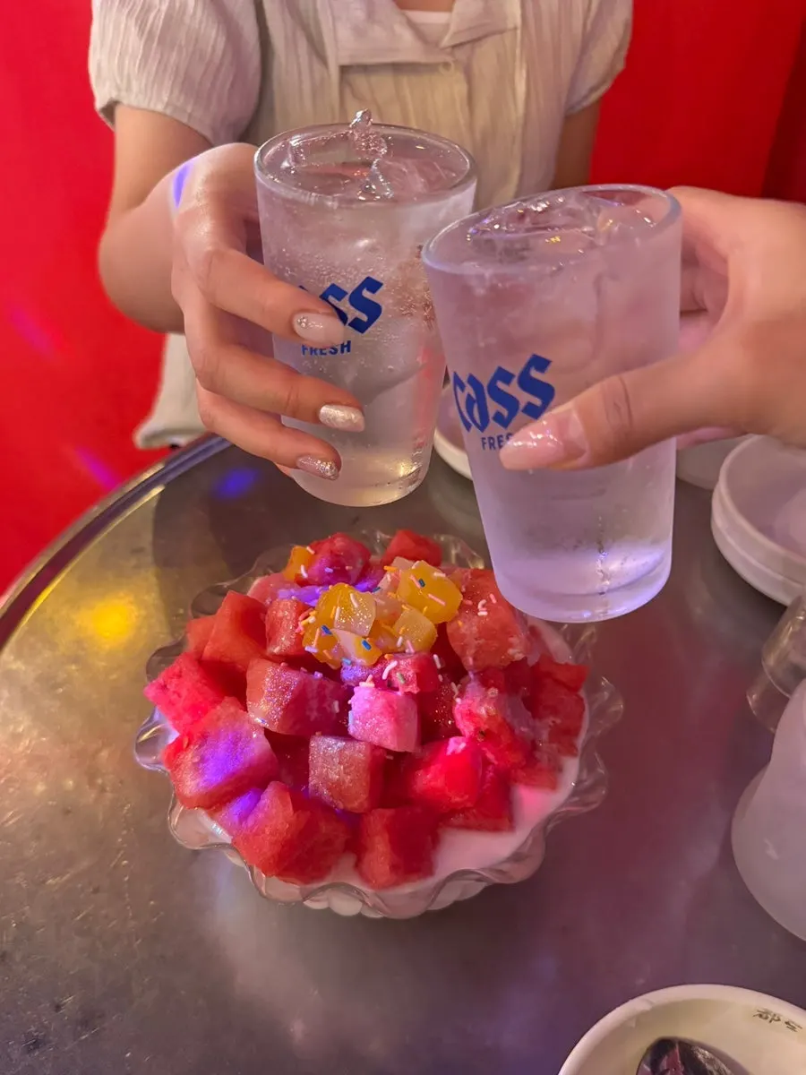 蜂蜜西瓜花菜與真露燒酒杯的組合