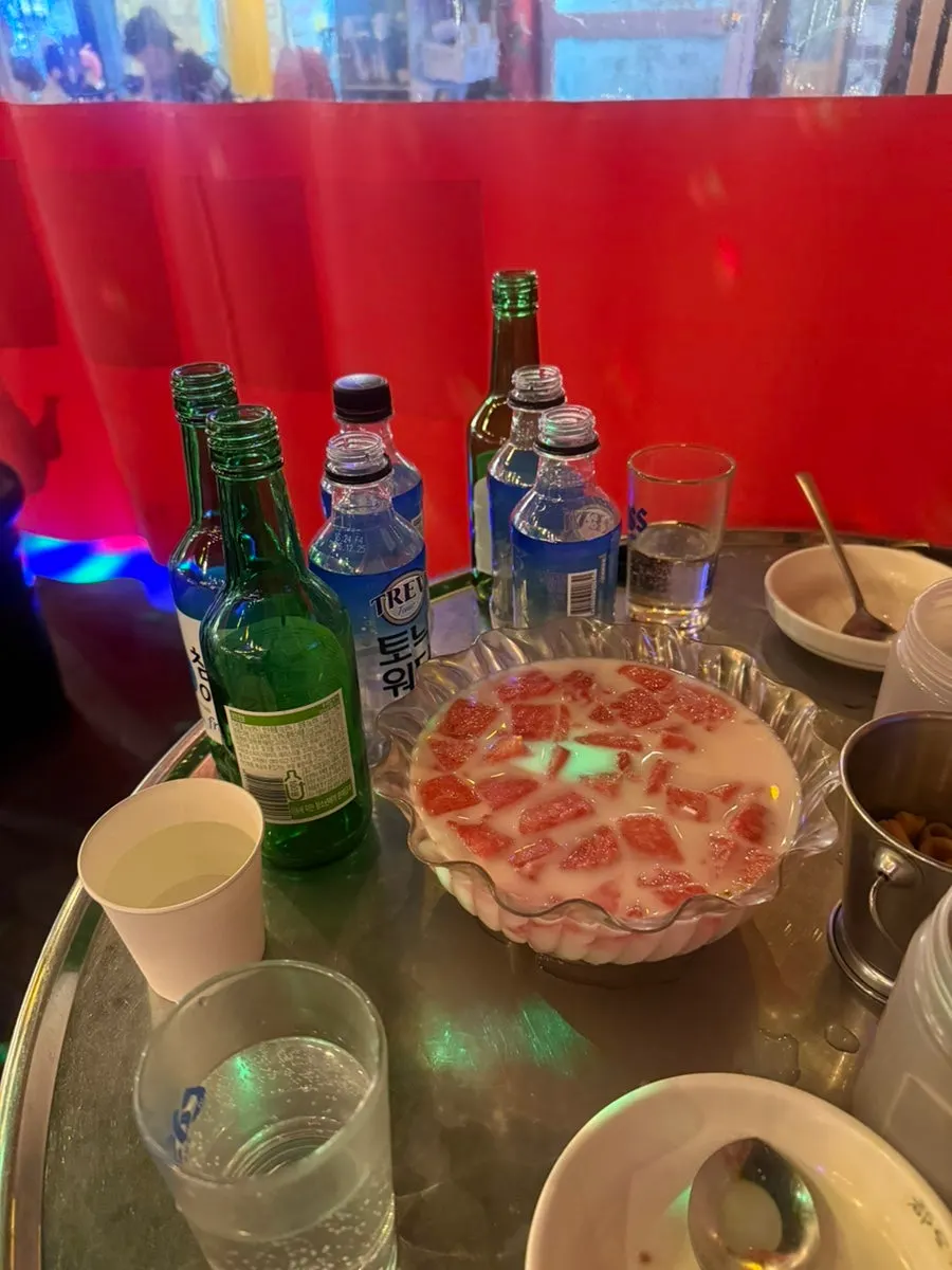 配著花菜一杯杯喝空的燒酒杯