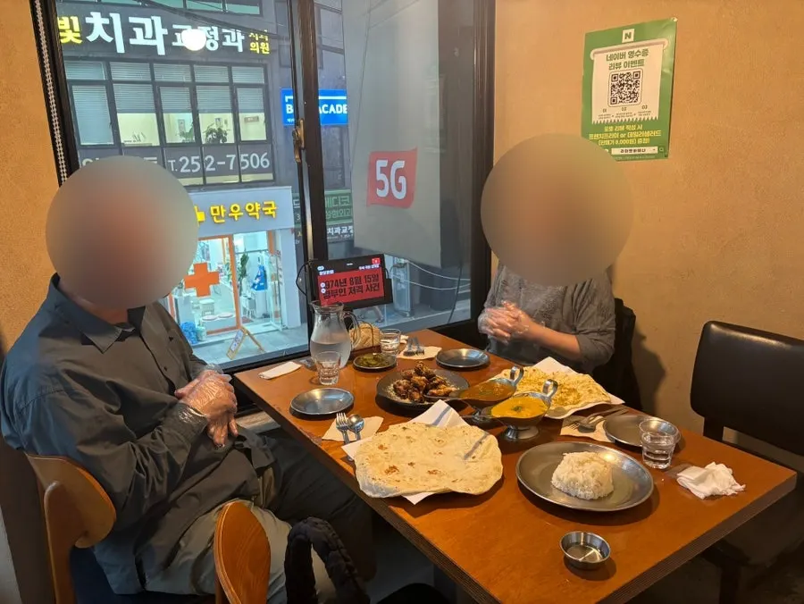 라마앤바바나 커리와 난 한 상 차림