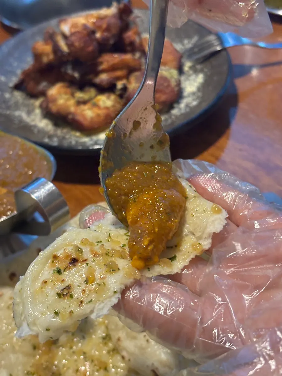 난에 치킨커리를 올려 먹는 모습