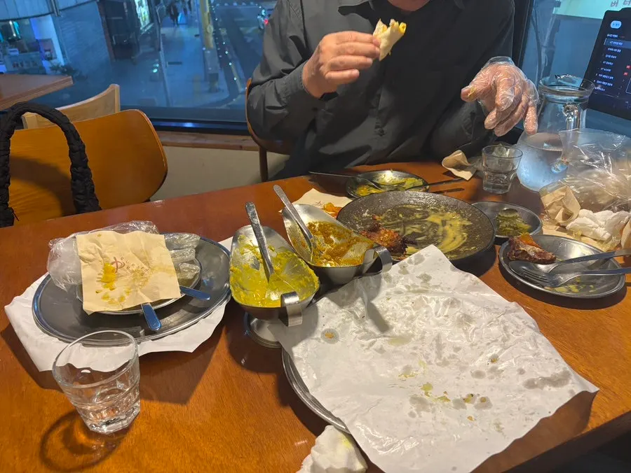 식사를 마치고 비운 접시들