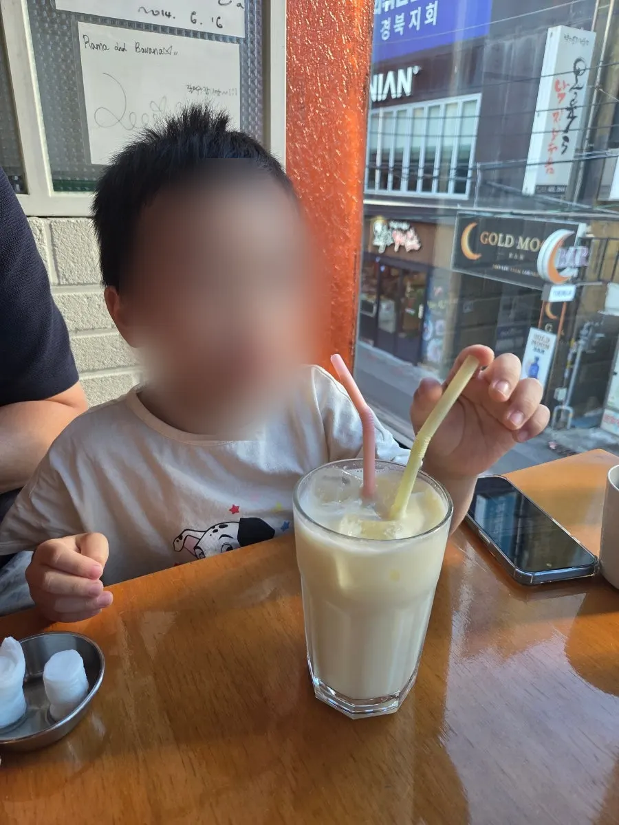 먼저 나온 파인애플 라씨 한 잔