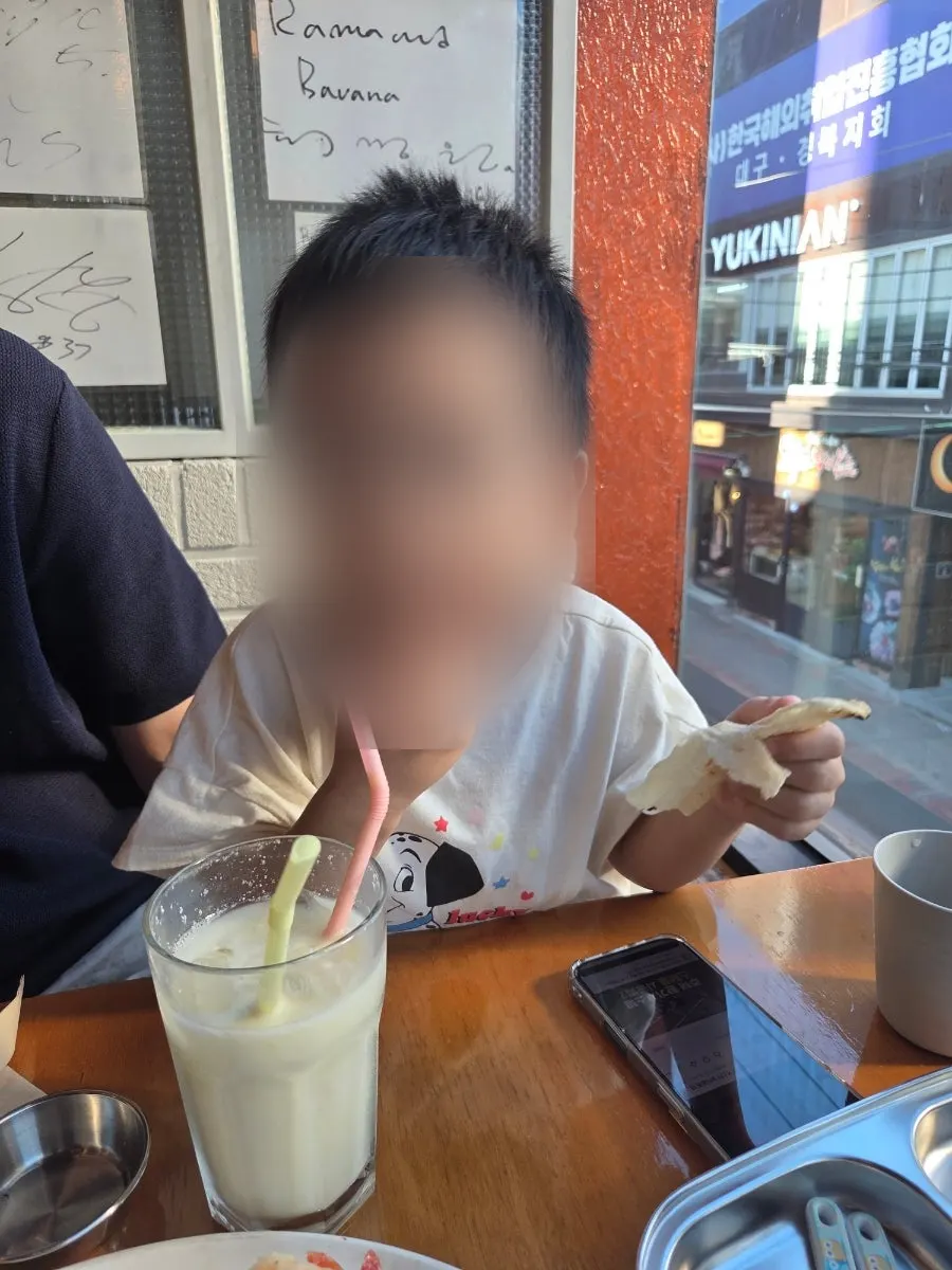 난을 찢어 새우커리에 찍는 모습