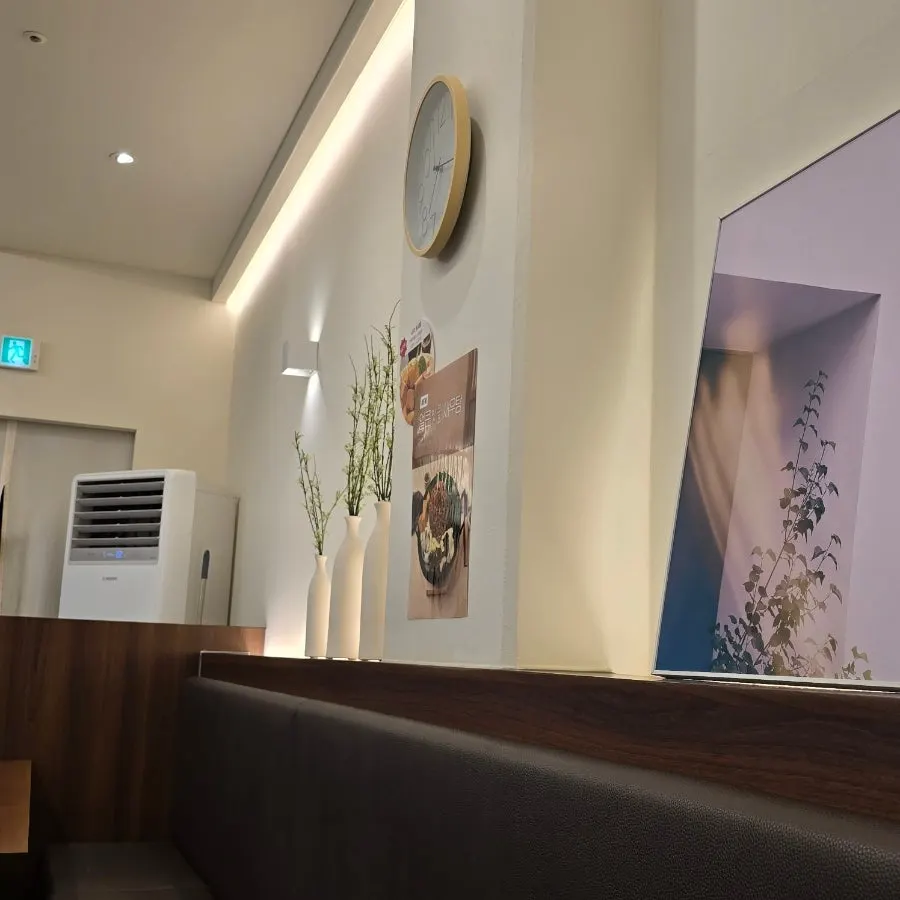 깔끔하게 정돈된 등촌샤브칼국수 매장 내부