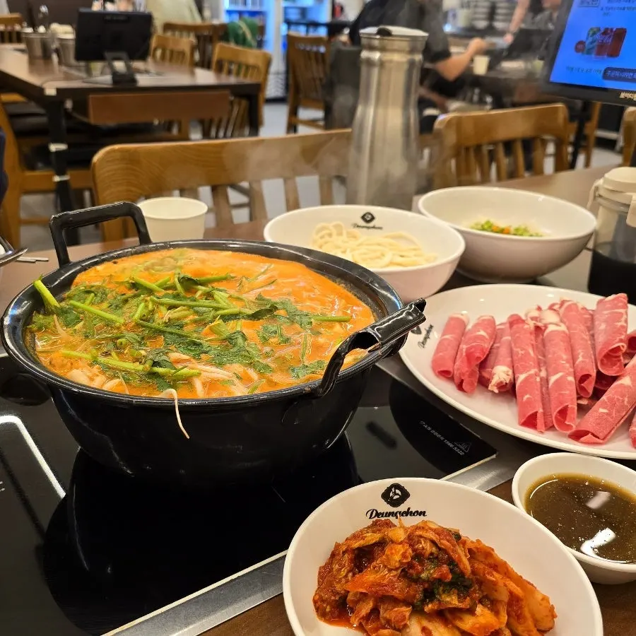 테이블에 차려진 알곤이 얼큰 샤브 상차림