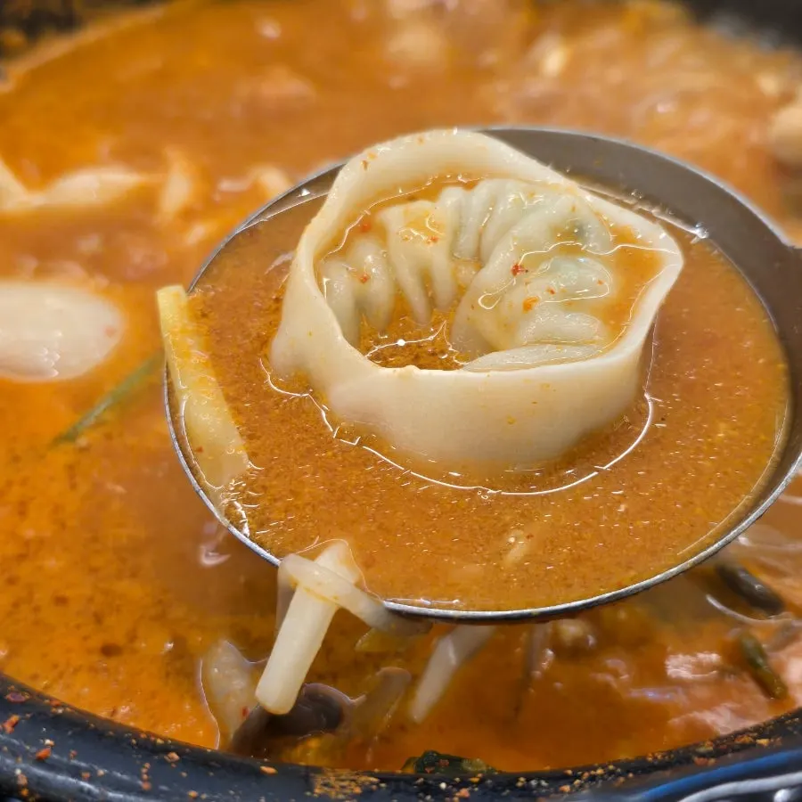 얼큰 국물에 넣은 칼국수 면