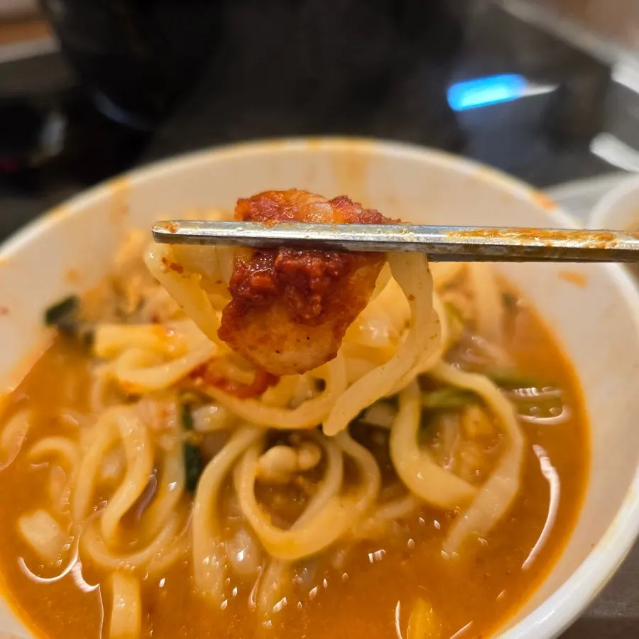 쫄깃하게 익은 칼국수 한 그릇