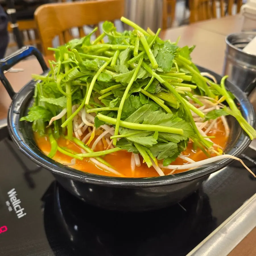 식사를 마친 등촌샤브칼국수 테이블