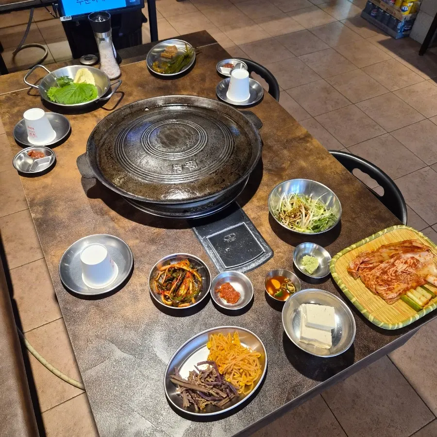 A plate of antibiotic-free raw ogyeopsal at Gogigaondang Dongtan Branch