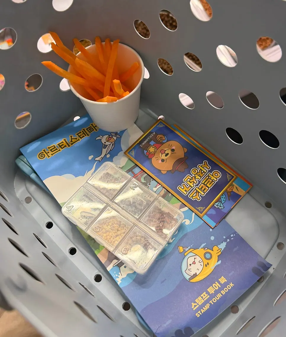 Six kinds of feed in small containers
