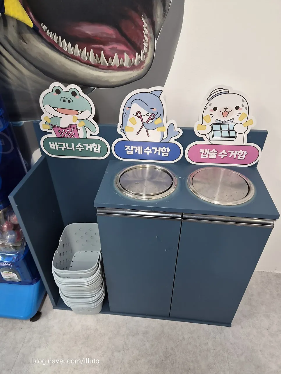 Parent waiting seat area