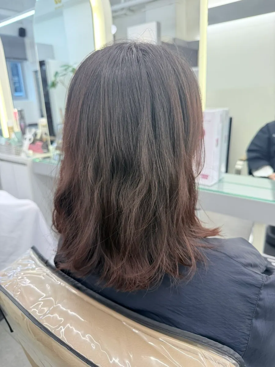 Head designer Haneul performing the bob cut
