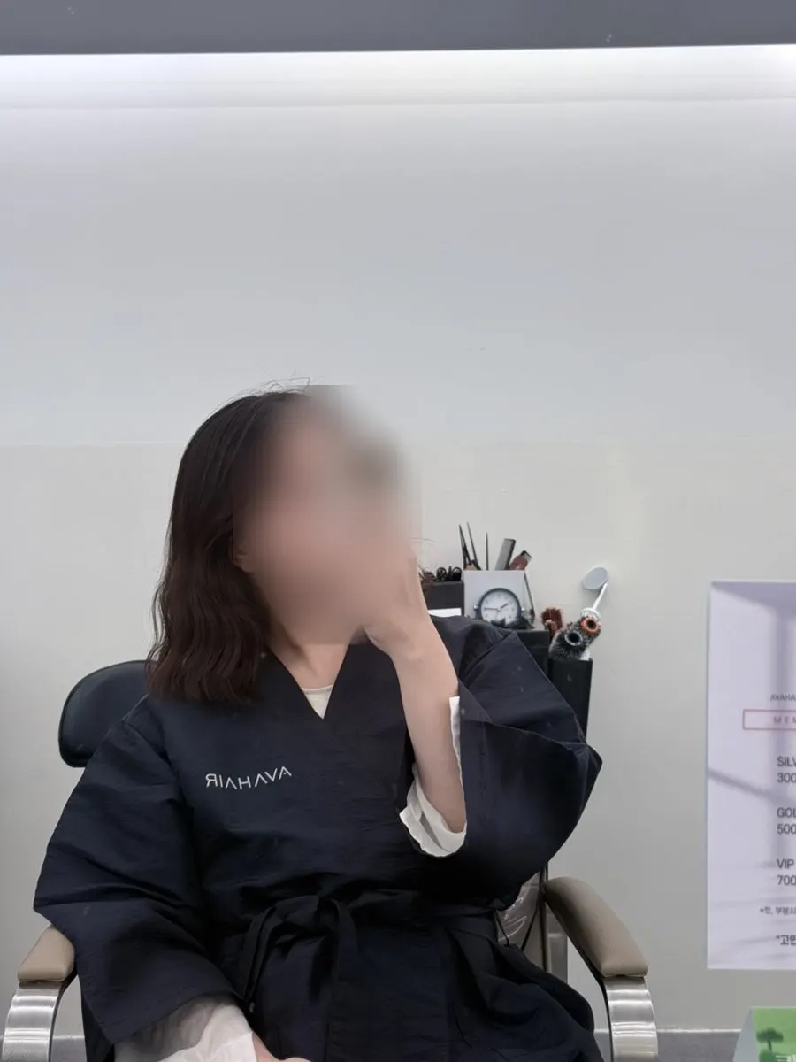 Texturizing in progress during the bob cut