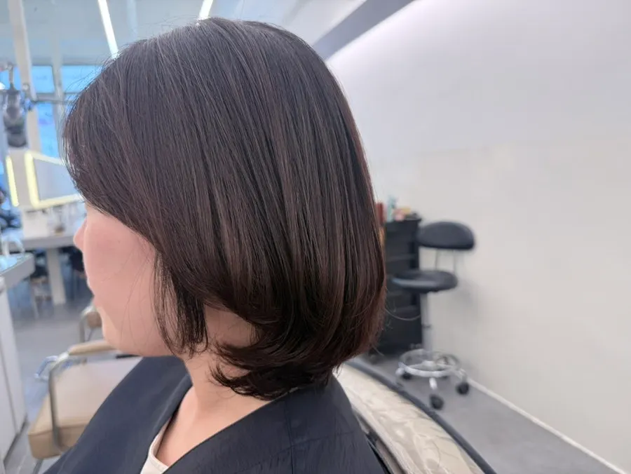 Side view of the bob with natural curls