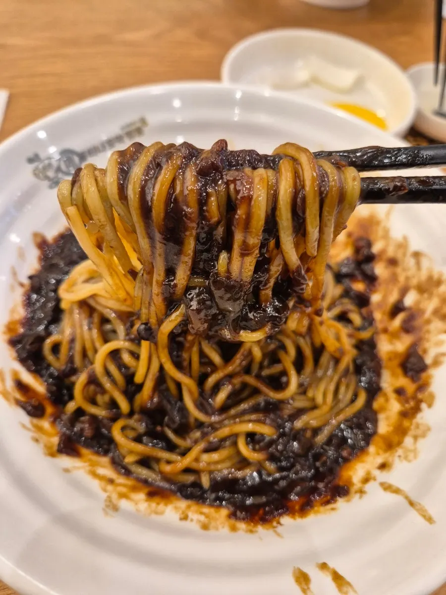 A bowl of cockle jjamppong with rich broth