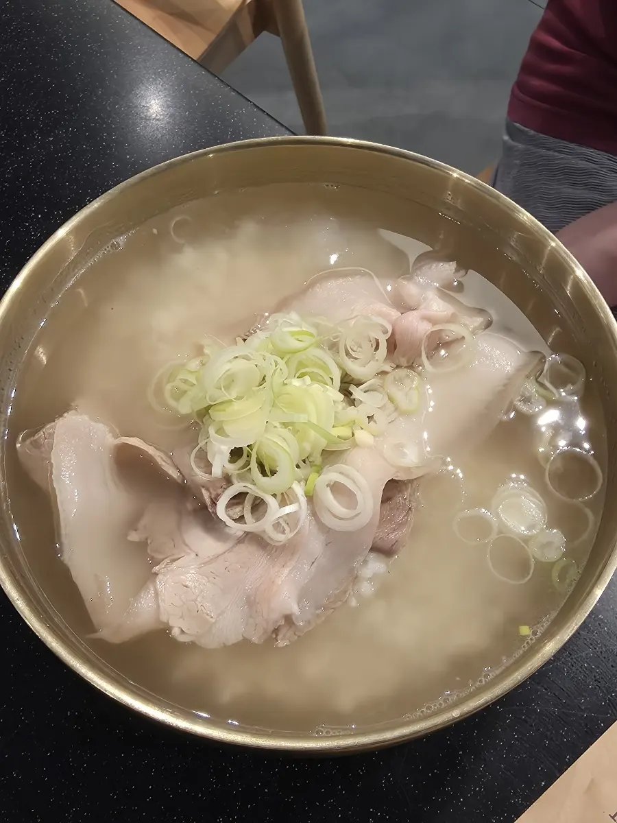 맑은돼지곰탕과 배추만두 식사 구성