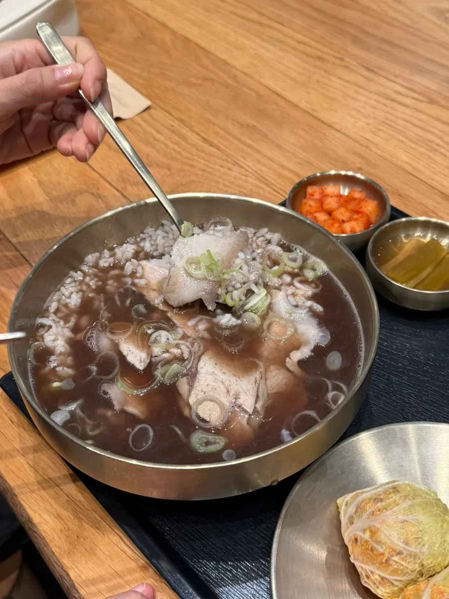 부드러운 돼지고기가 든 곰탕