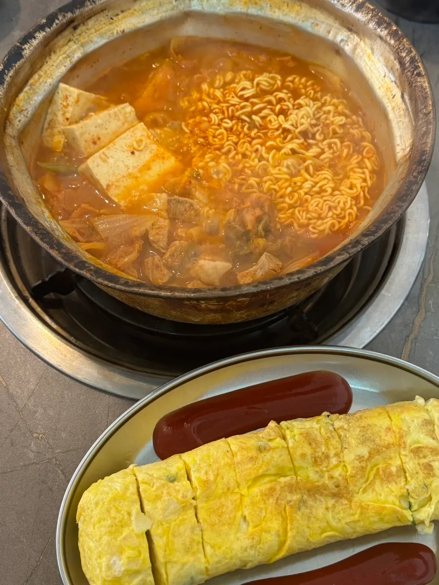 Lifting up chewy, well-cooked ramyeon noodles