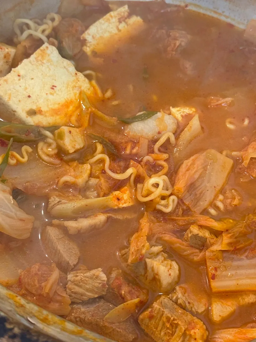 Ramyeon noodles and kimchi soaked in broth