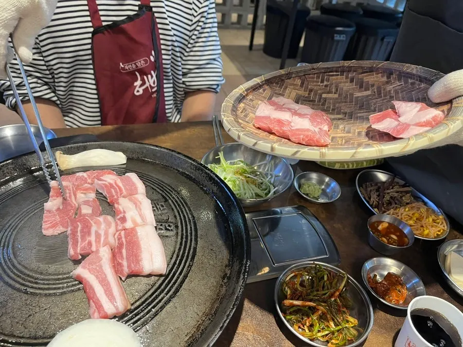 정겨운 분위기의 솥뚜껑 고기 상차림