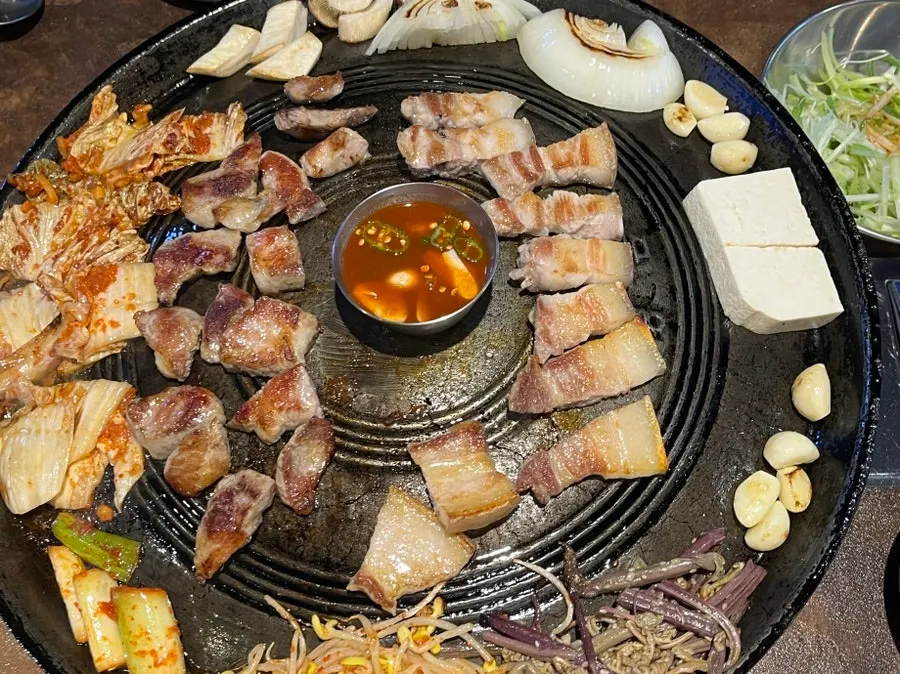 솥뚜껑 위 고기와 반찬