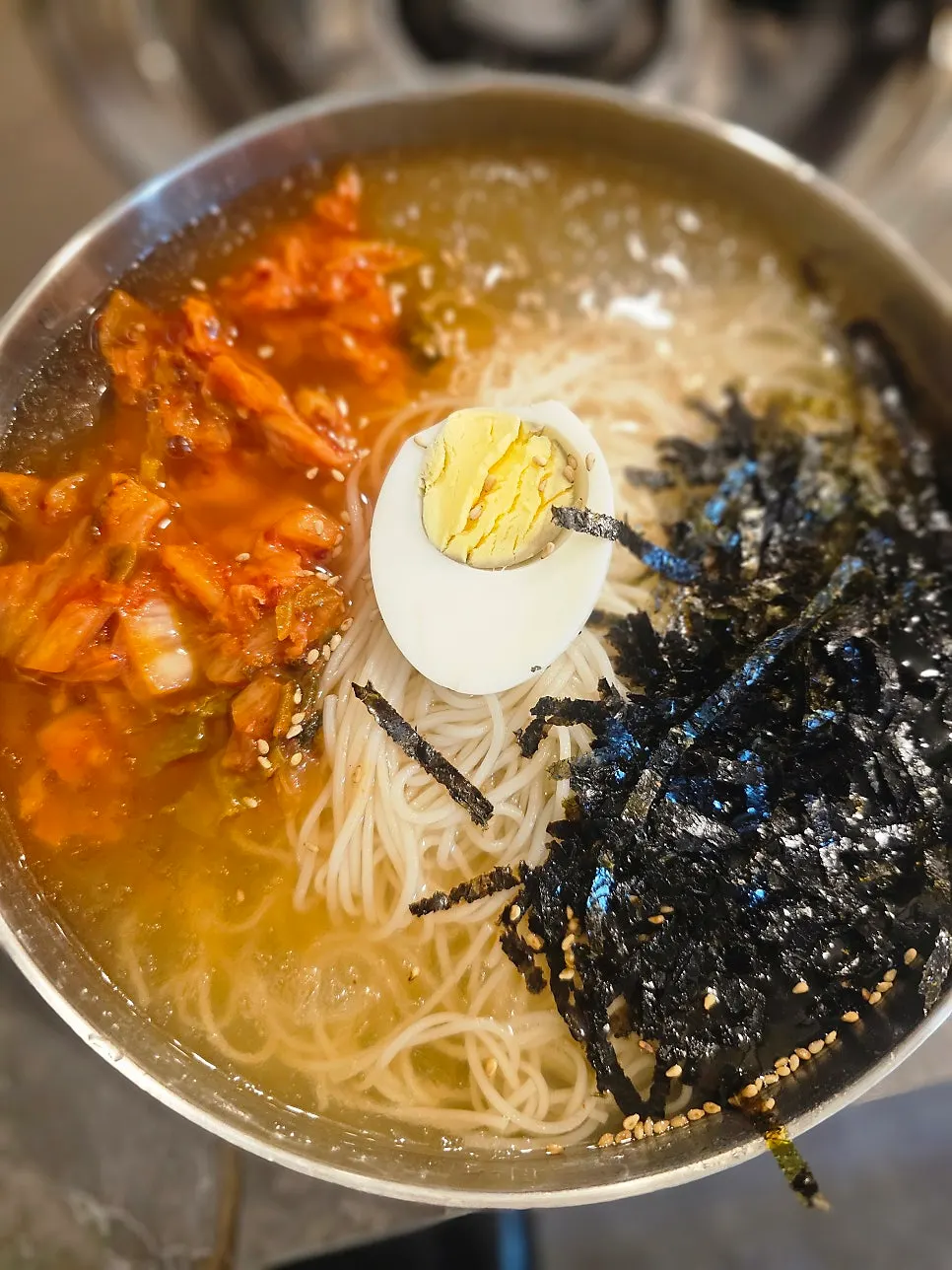 Imagen del janchi guksu con caldo frío