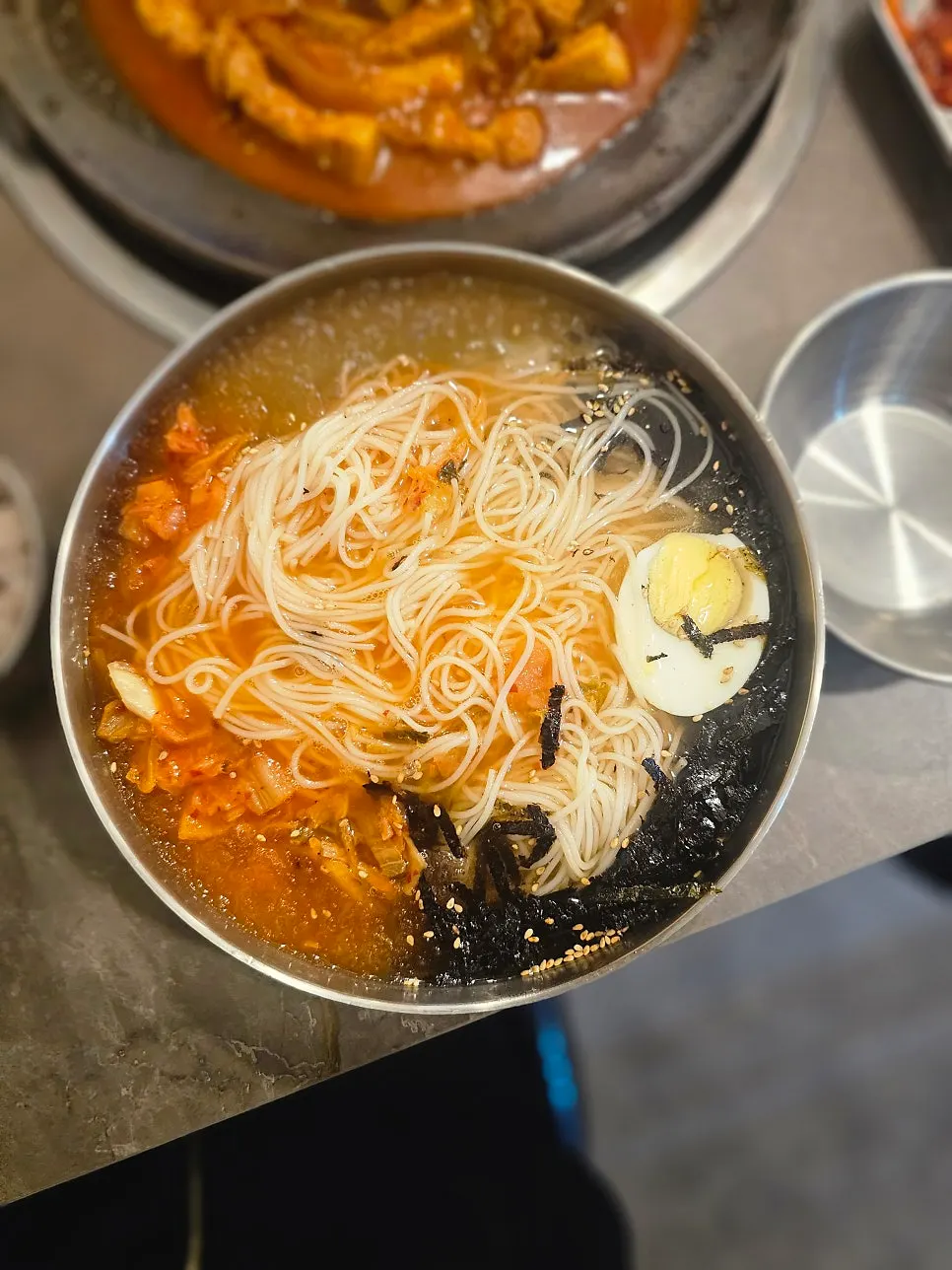Imagen de los fideos elásticos del janchi guksu