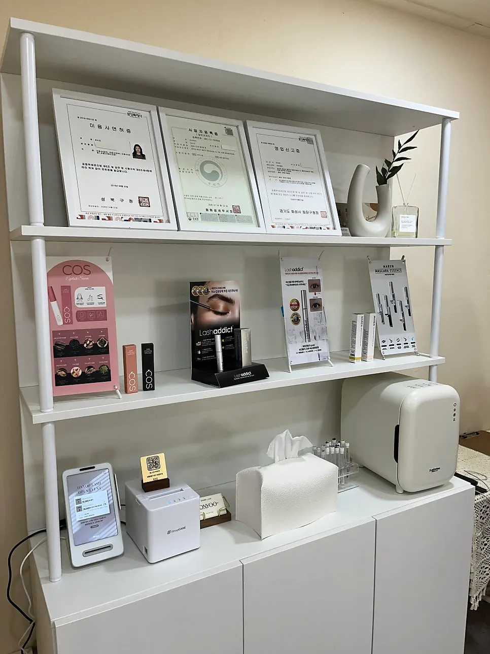 Treatment bed with a pillow for lash procedures