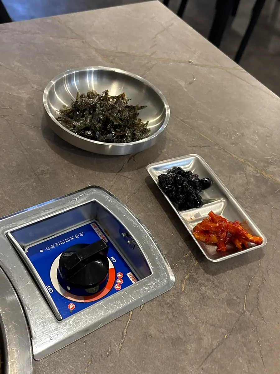 김치찌개와 삼겹살이 적힌 메뉴판