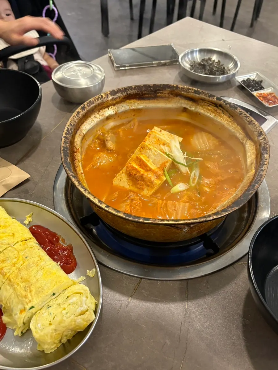 삼겹살 손님용 콩나물이 담긴 셀프바